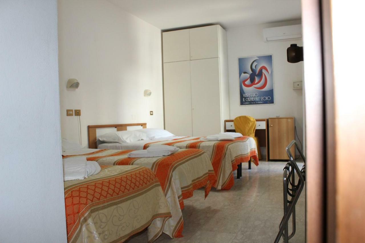 Hotel Derna Viareggio Exterior photo