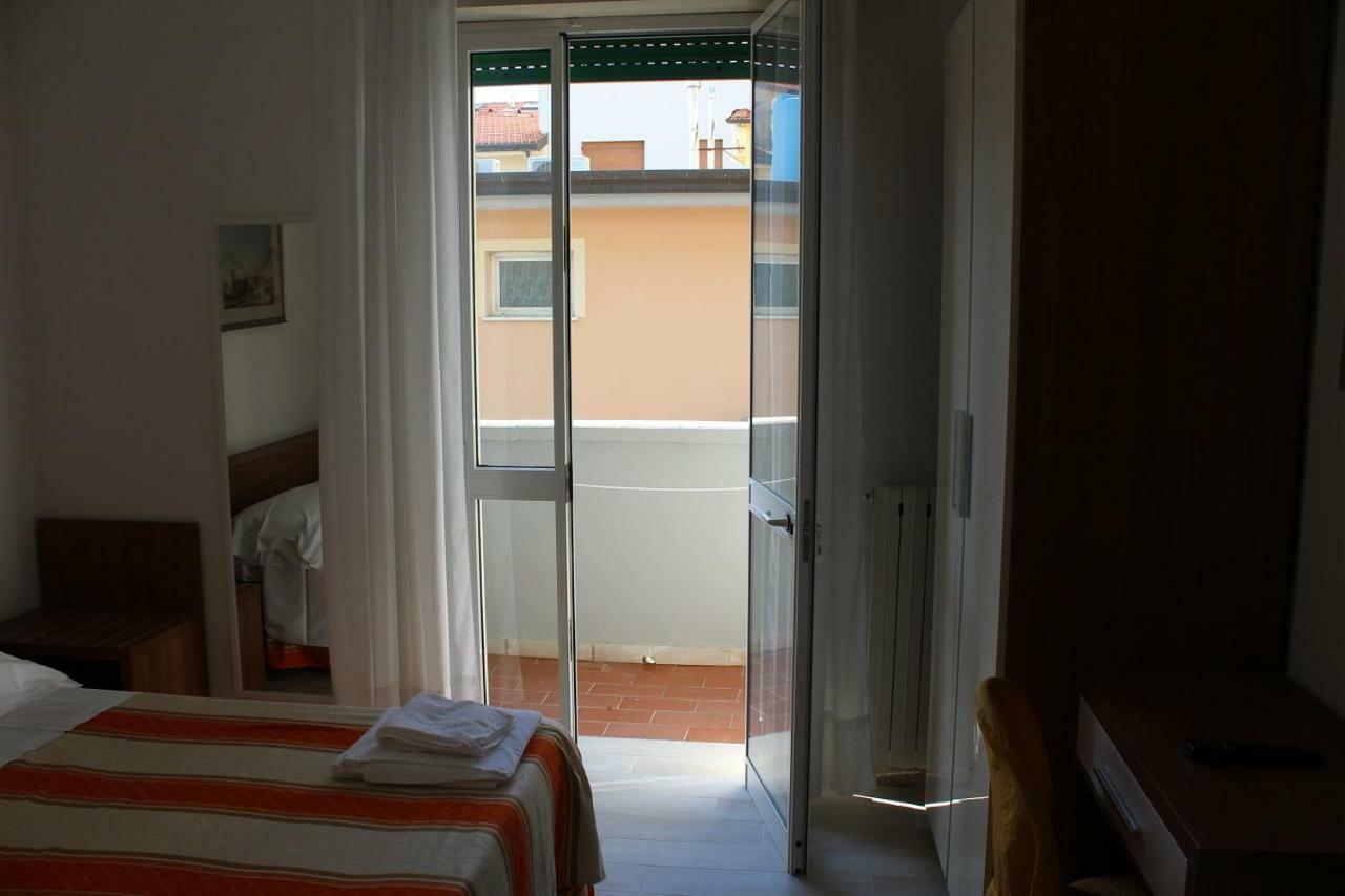 Hotel Derna Viareggio Exterior photo